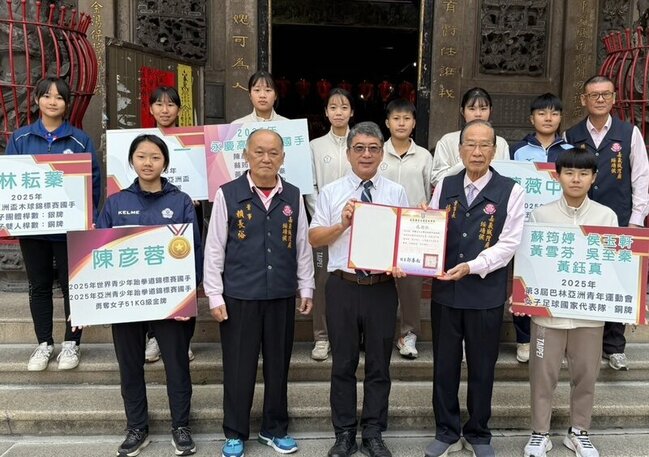 9名國手創校史紀錄　嘉義永慶高中感謝城隍廟贊助 | 華視新聞