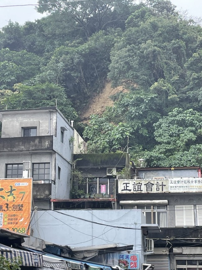 地震致南方澳邊坡崩塌砸屋頂　住戶盼施作擋土牆 | 華視新聞