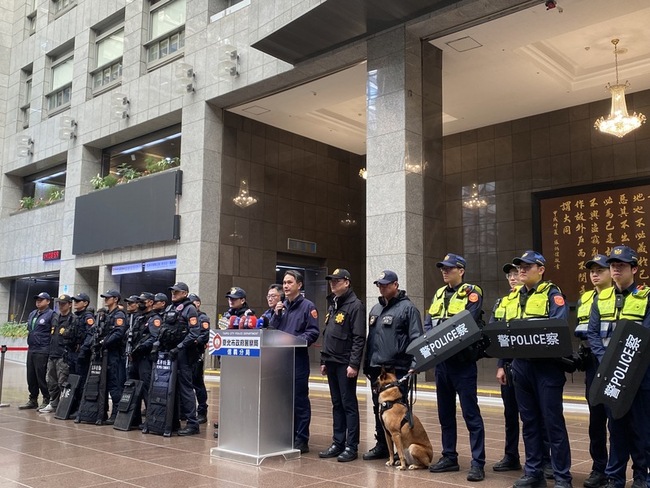 台北跨年維安升級 出動逾1300警2犬和指揮車 | 華視新聞