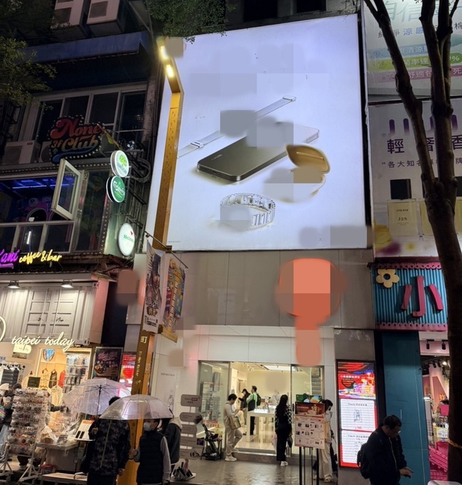 西門町3C專賣店大型招牌掉落　北市建管處罰12萬 | 華視新聞