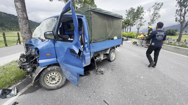 花蓮小貨車追撞   「苦茶油牧師」溫光亮不治 | 華視新聞