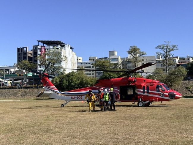 匹匹達山失溫奪命　罹難男子遺體吊掛下山 | 華視新聞