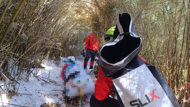 攀登雪山失溫死亡　空勤直升機吊掛遺體下山 | 華視新聞