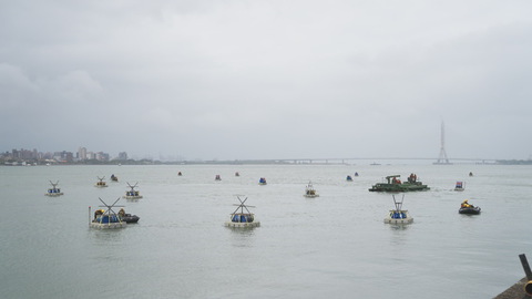 國軍立即備戰操演　工兵群淡水河道設置燃爆桶
