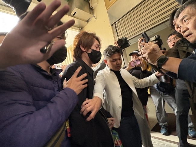 曹西平驟逝　乾兒子現身板橋殯儀館：先處理後事 | 華視新聞