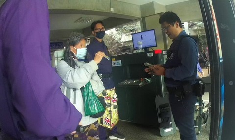 婦背包藏菜刀欲入台中地院 大批警力到場帶回調查