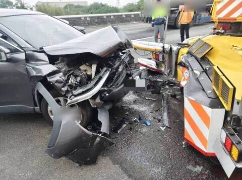 疑精神不濟開啟輔助駕駛 自小客撞擊國道緩撞車