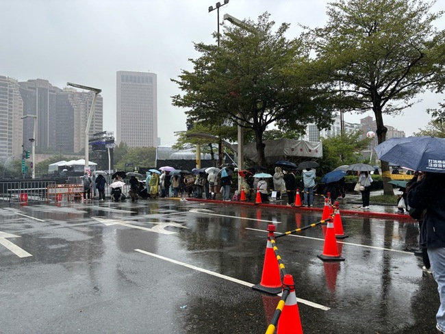 跨年晚會天公不作美　北市府籲穿透明雨衣不撐傘 | 華視新聞