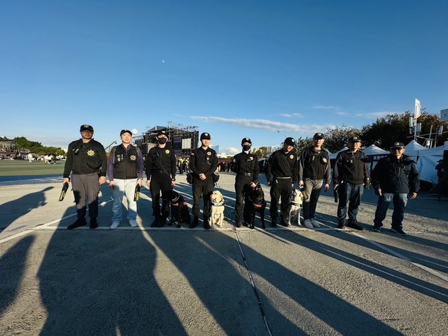 台中跨年晚會維安升級  員警荷槍實彈出動4警犬 | 華視新聞