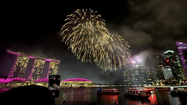 新加坡濱海灣煙火秀迎接2026  遊客嗨翻歡呼連連 | 華視新聞