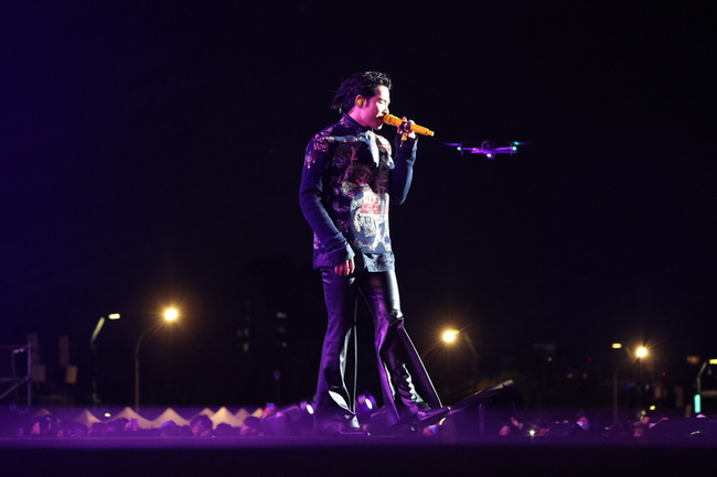 台中跨年晚會空拍機墜落 蕭敬騰台上開唱險遭砸 | 華視新聞