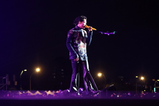 台中跨年晚會空拍機墜落 蕭敬騰台上開唱險遭砸