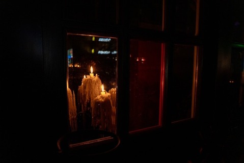 按下開關卻一片漆黑　烏人在停電中撐過寒冬