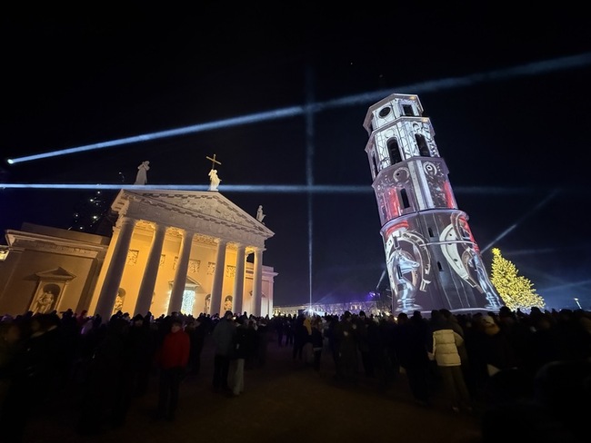 立陶宛維爾紐斯零下13度迎新年　燈光投影秀代煙火 | 華視新聞