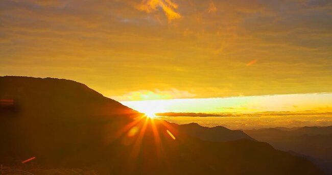 台東海岸線曙光未露臉　南橫嘉明湖捕捉日出美景 | 華視新聞