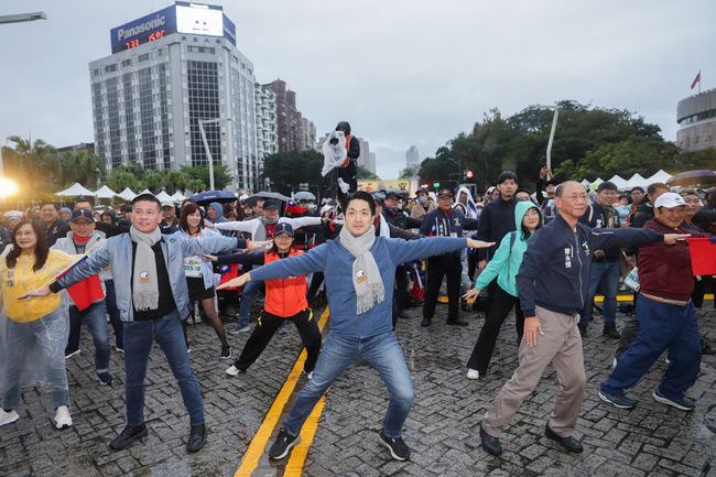 北市元旦升旗路跑細雨中登場　3000跑者迎新年 | 華視新聞