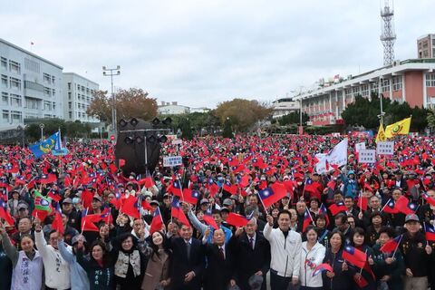 苗栗元旦升旗逾千人齊聚　鍾東錦盼朝野和解