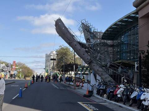 台中榮總第二醫療大樓外牆鷹架傾斜　幸無人傷