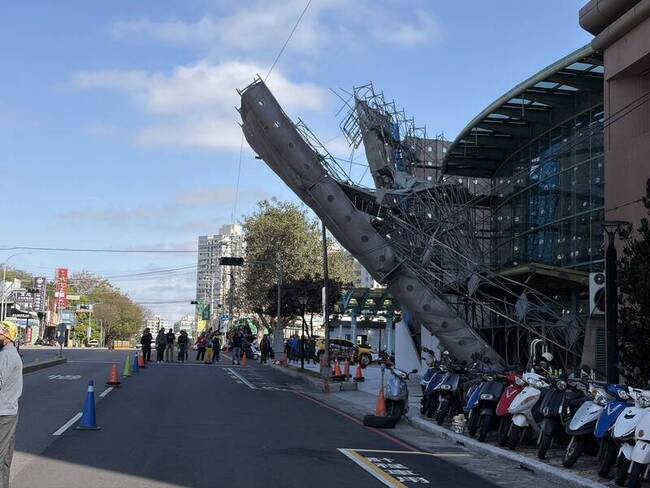 台中榮總第二醫療大樓外牆鷹架傾斜　幸無人傷 | 華視新聞