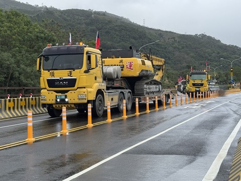 馬太鞍溪鋼便橋提前1個月通車　永久橋動工復建