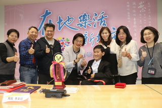 肌萎勇者張孜維奪金鷹獎　克服限制展現生命力量