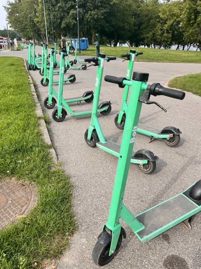 電動滑板車事故多　立陶宛新法上路強制配戴安全帽 | 華視新聞