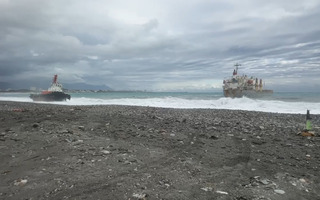 散裝船、拖船擱淺花蓮化仁海堤　拖輪抵達救援