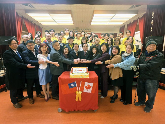 溫哥華僑胞參與元旦升旗　台裔二代掌旗表認同 | 華視新聞