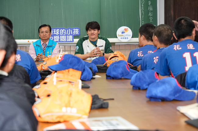 張肇元返鄉分享職棒路　勉小球員以學習超越自己 | 華視新聞