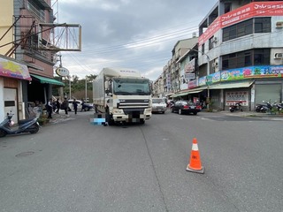 屏東大貨車右轉疑因視線死角　輾斃機車騎士