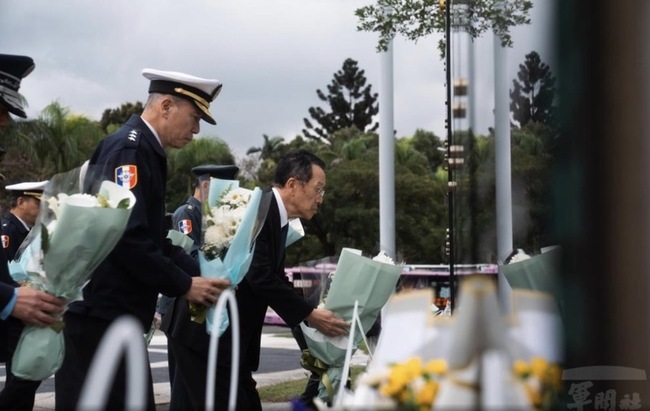 黑鷹事故滿6年　顧立雄率將領緬懷沈一鳴等8將士 | 華視新聞