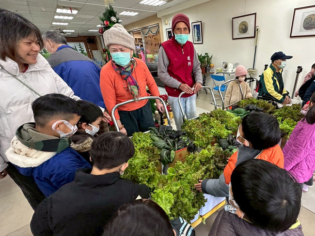 校內菜園豐收 馬祖介壽幼兒園學童愛心送暖 | 華視新聞