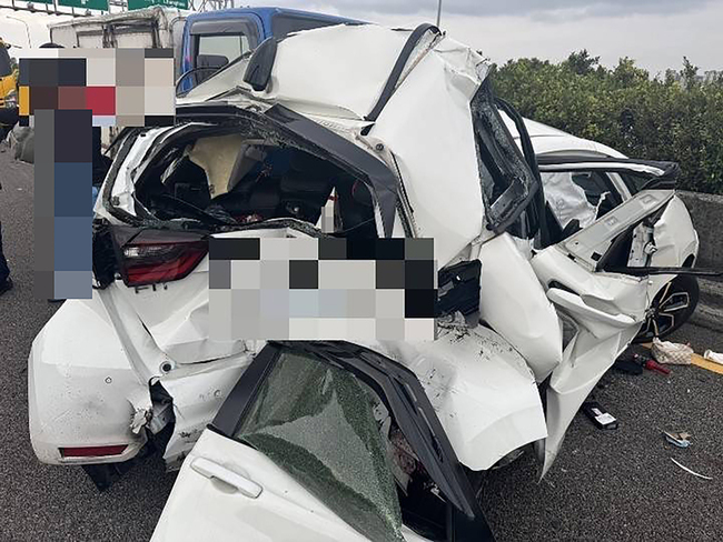 國1南下彰化段3車追撞　自小客車毀損2人一度受困 | 華視新聞