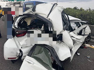 國1南下彰化段3車追撞　自小客車毀損2人一度受困