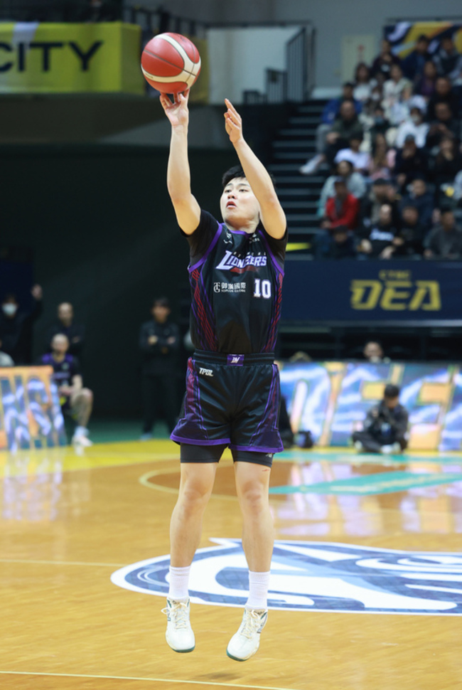 TPBL狀元郎劉丞勳繳14分　攻城獅退特攻奪3連勝 | 華視新聞