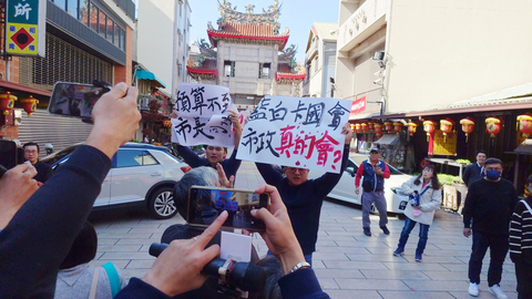 柯文哲陪張啓楷嘉市拜廟  民眾抗議卡預算一度混亂