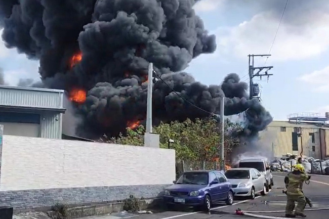 台南永康區工廠旁疑廢棄物起火　竄大量濃煙已控制 | 華視新聞