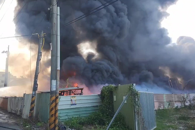 台南永康火警竄濃煙　非法堆置廢棄物清除中釀災 | 華視新聞