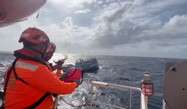 漁船東沙島海域失動力　雲林艦5天4夜驚濤駭浪救回 | 華視新聞