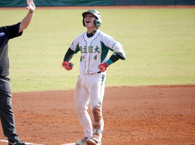 大專棒球聯賽周柏恩關鍵三壘打　教頭看見職棒潛力 | 華視新聞
