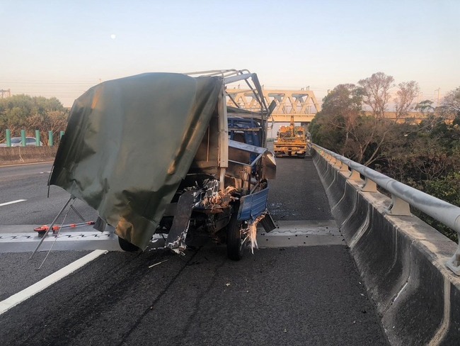 國4神岡段車禍 婦停外側車道遭半聯結車追撞送醫 | 華視新聞