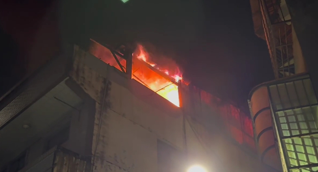 基隆基金二路頂樓加蓋凌晨陷火海 疏散17人幸無傷亡 | 華視新聞