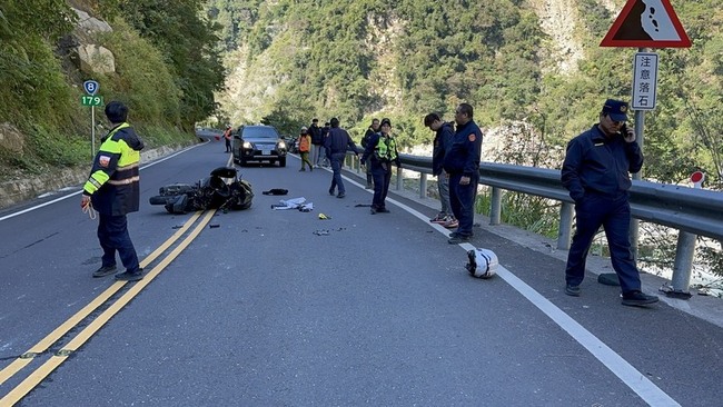 東華大學生騎機車出遊　中橫自撞摔落山谷不治 | 華視新聞