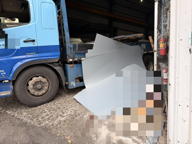 新北深坑工安意外　司機卸貨遭鋼板重壓頭胸死亡 | 華視新聞