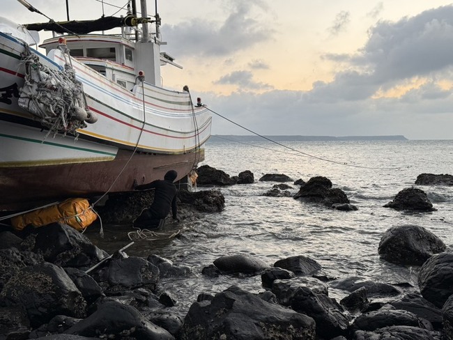 澎湖籍漁船觸礁擱淺　救難協會待午夜漲潮拖帶脫困 | 華視新聞