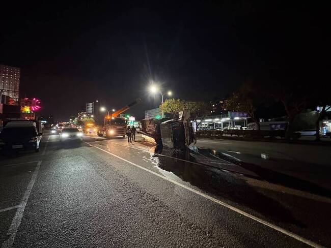 台中沙鹿向上路傳車禍　大貨車自撞分隔島翻覆 | 華視新聞