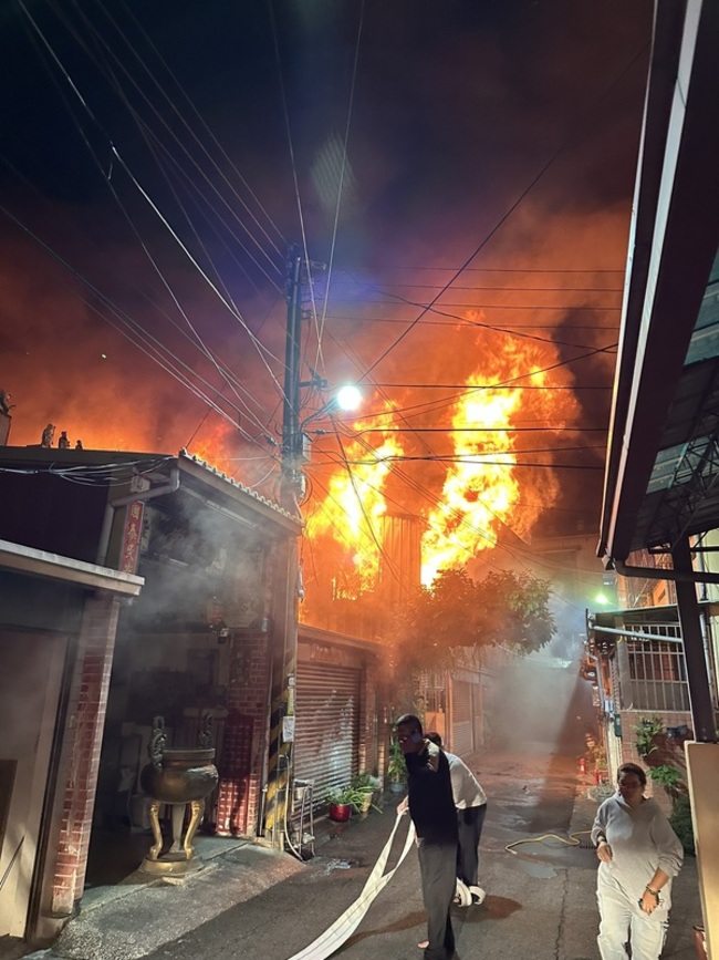 台中太平住宅火警　8戶燃燒1女送醫 | 華視新聞