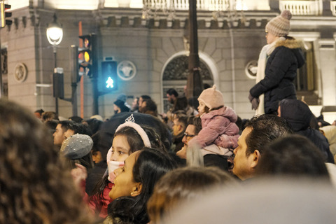西班牙首都三王節遊行　煙火燈光秀熱鬧告別耶誕假期
