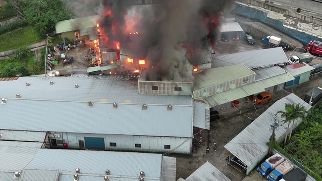 新北中和鐵皮工廠火災無人受困 籲附近關窗防空污 | 華視新聞