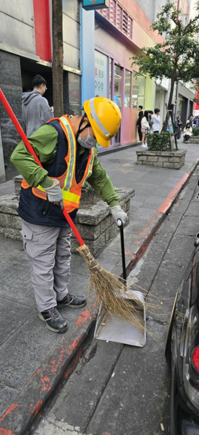 民眾丟酒瓶碎玻璃污染地面　北市環保局罰2400元 | 華視新聞